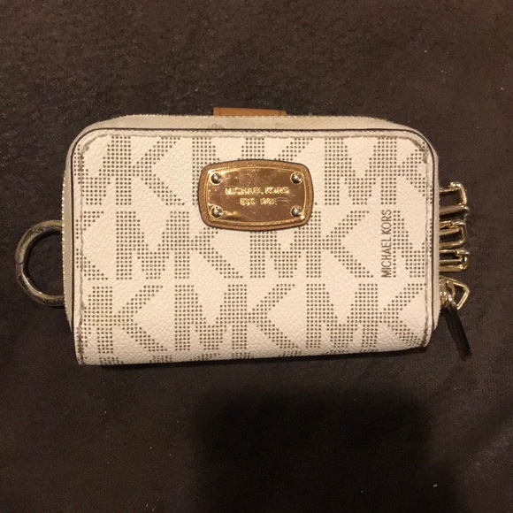 Michael Kors Accessories - Michael Kors keychain wallet